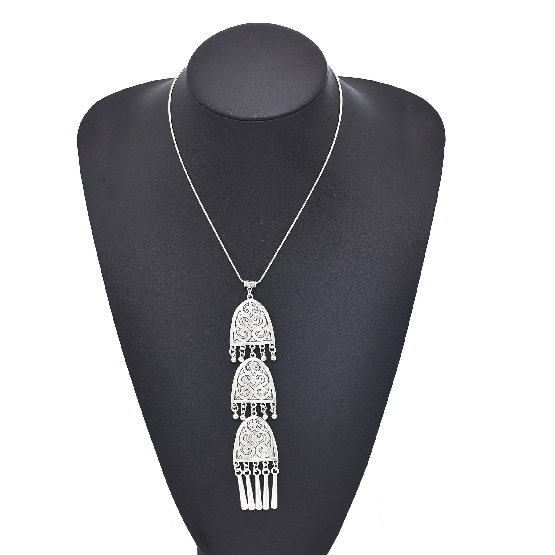 Women Accessories Nepal - Collier pendentif élément ethnique argenté Vintage